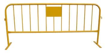 Barrera de control de multitudes de metal amarillo con barras verticales.