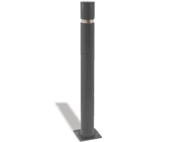 Bolardo de color gris con banda metálica sobre base cuadrada.