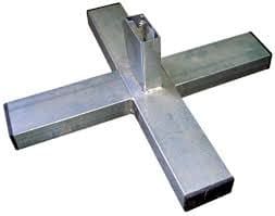 Base de metal plateado en forma de cruz para pancarta o asta de bandera exterior.