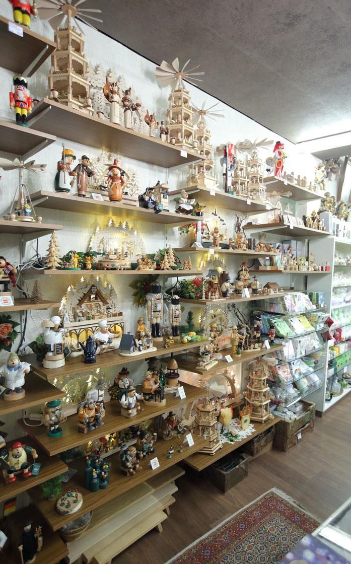 Ein Geschäft mit vielen Weihnachtsdekorationen, darunter ein Nussknacker