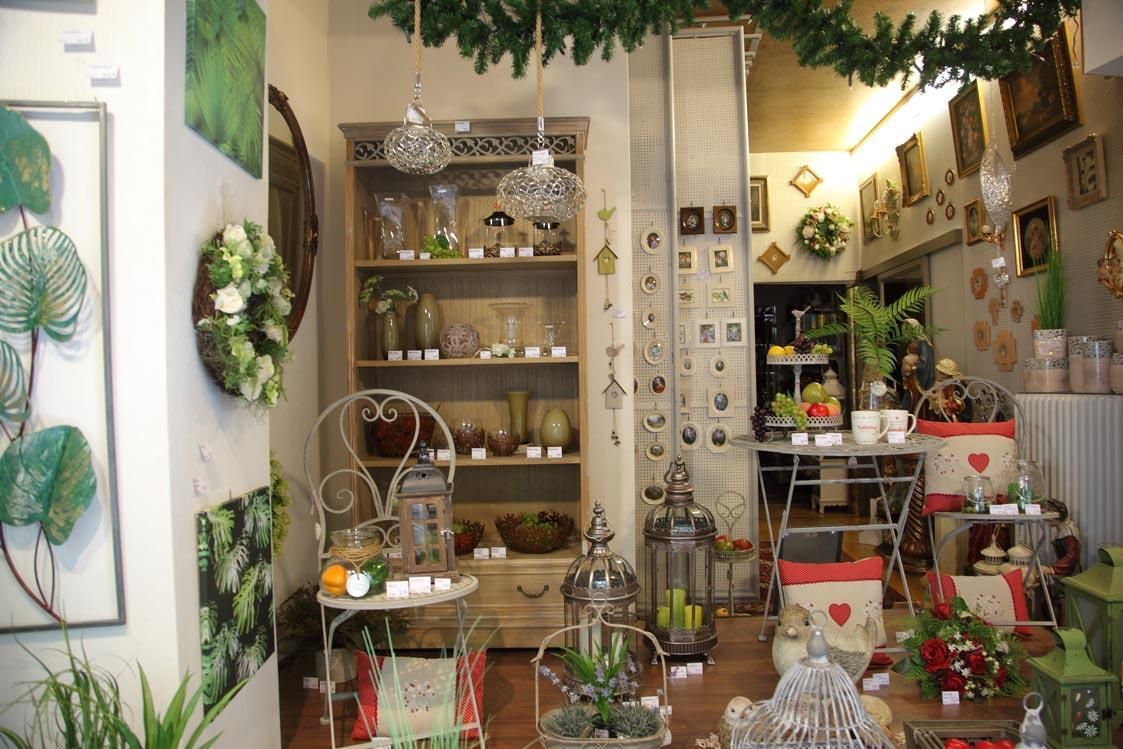 Ein Raum voller Pflanzen und Dekorationen
