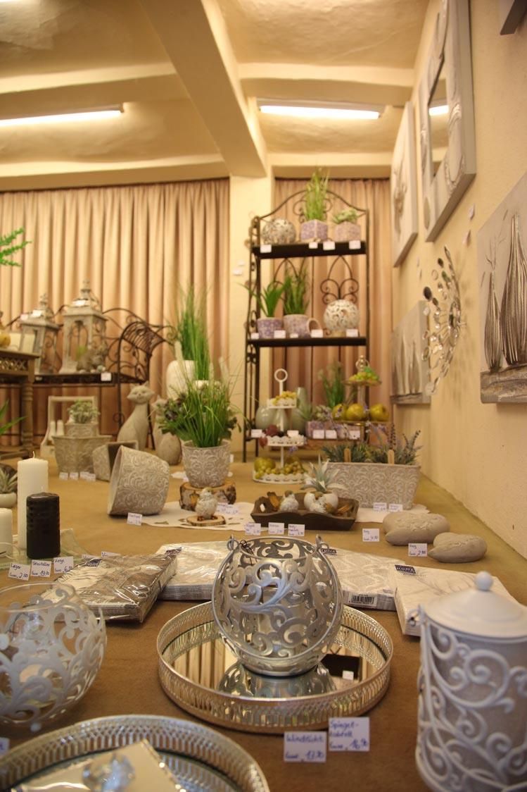 Ein Raum voller Topfpflanzen und Kerzen