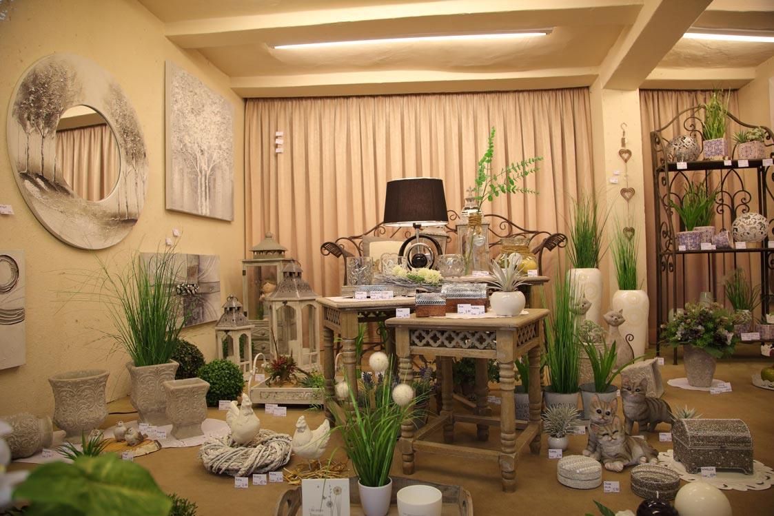 Ein Raum voller Topfpflanzen und Kerzen