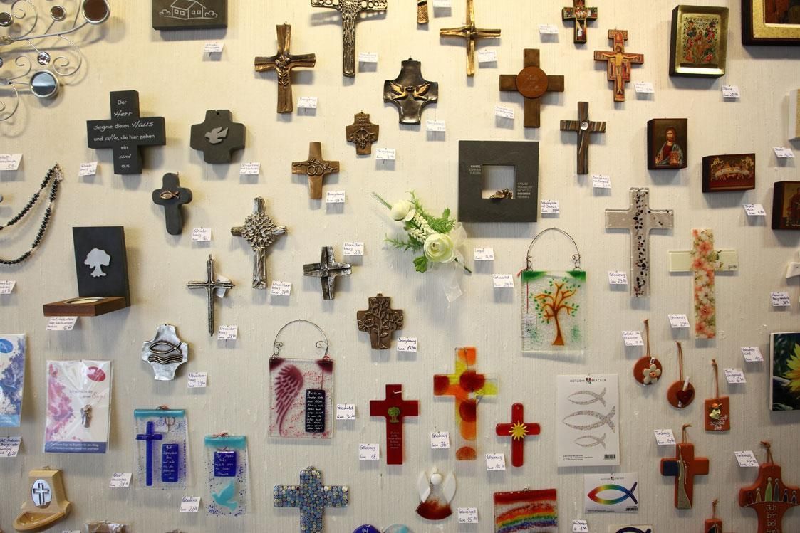 Eine Wand mit vielen Kreuzen darauf