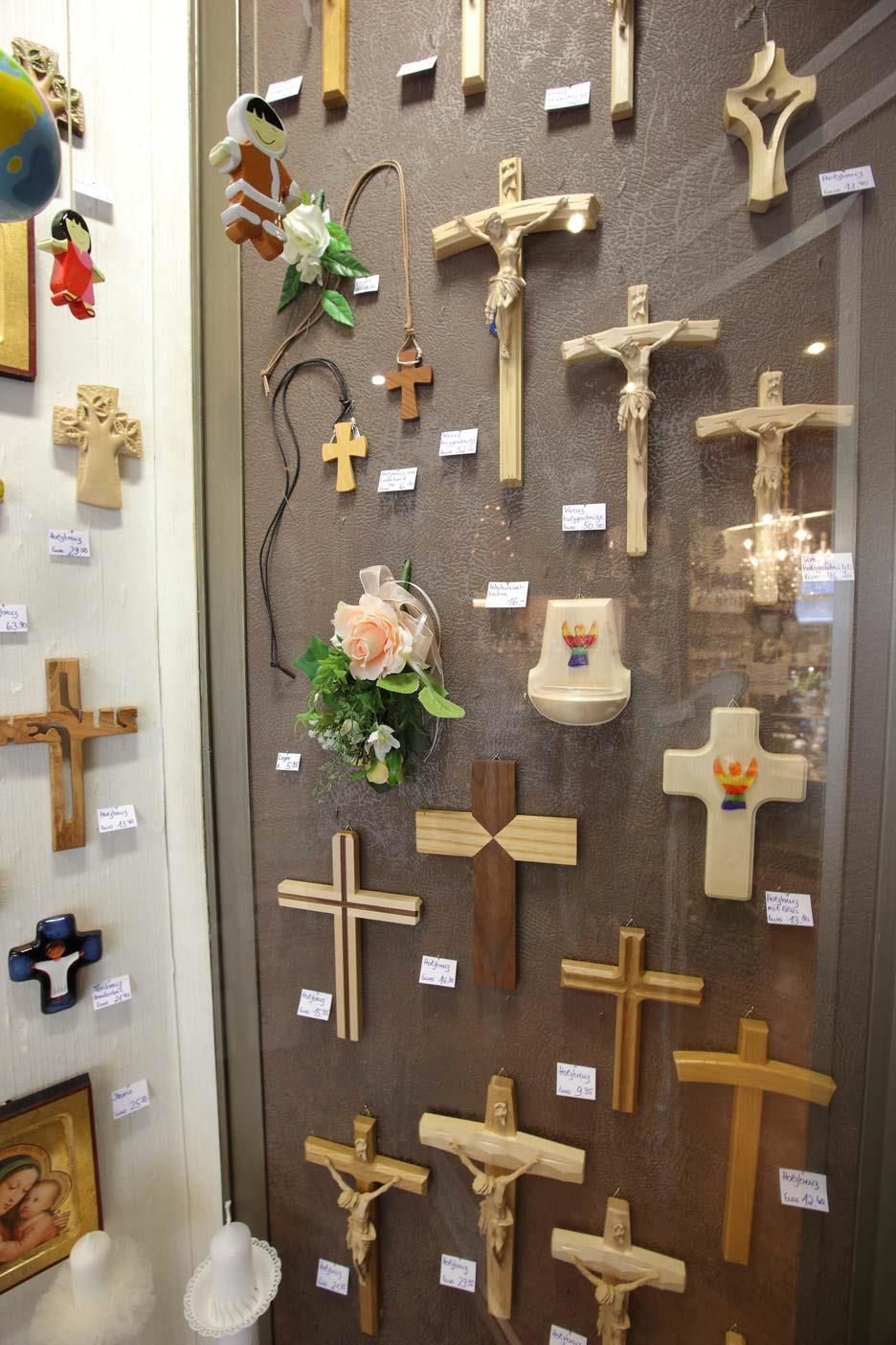 Eine Wand mit vielen Kreuzen darauf