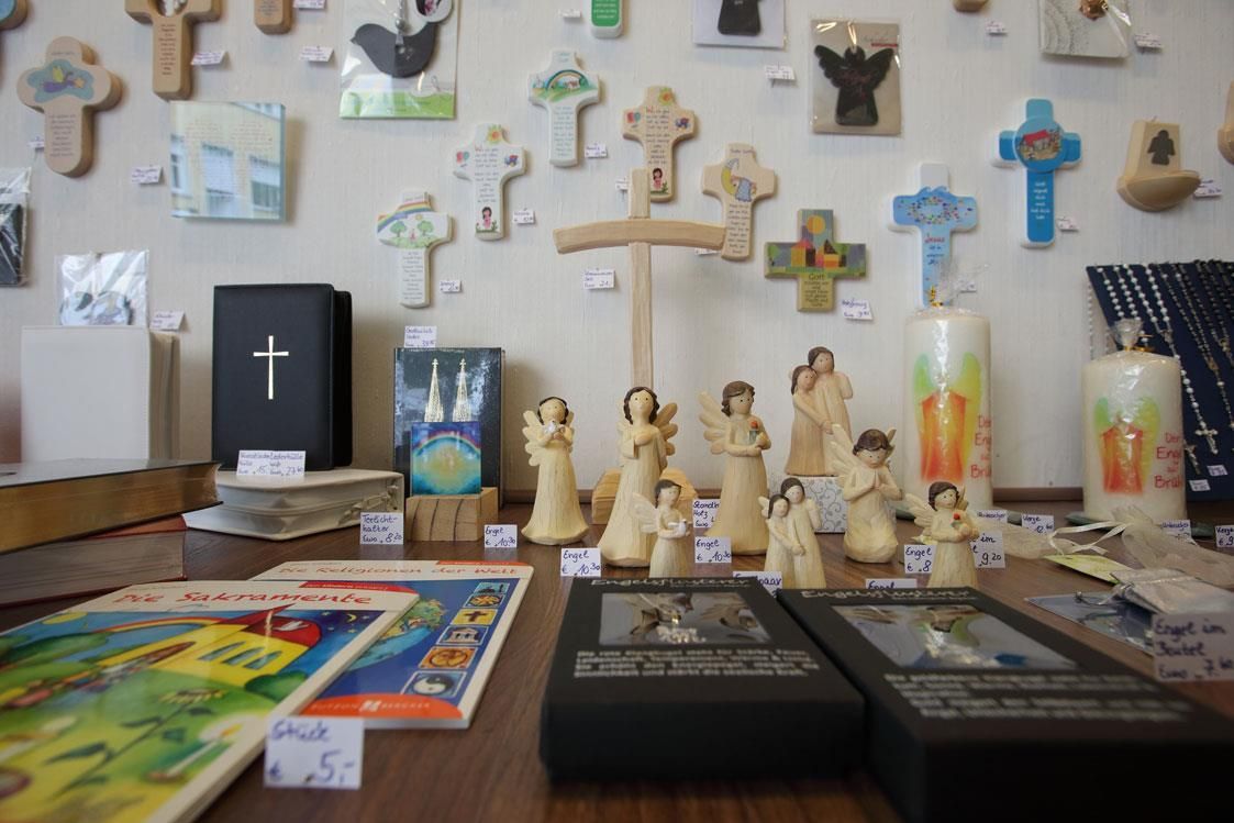 Eine Ausstellung religiöser Gegenstände, darunter Kreuze und Engel