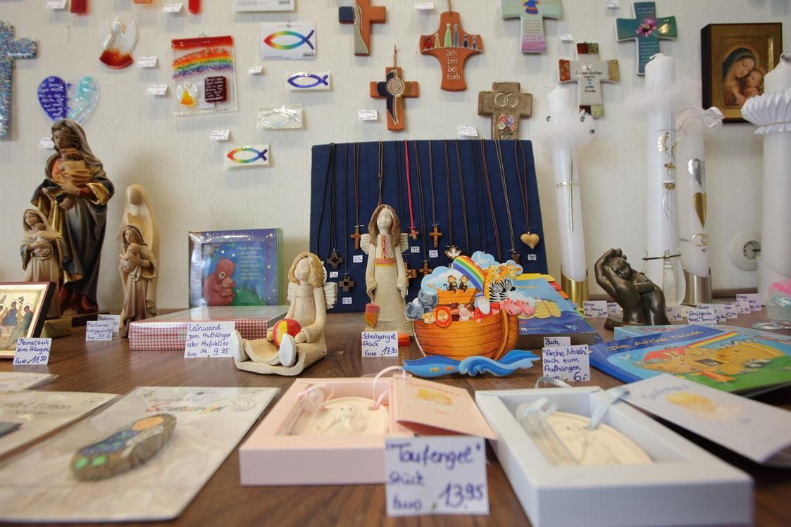 Ein Tisch mit einem Schild mit der Aufschrift Taufengel darauf