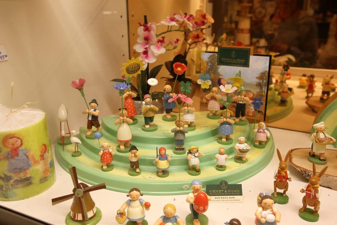 Eine Ausstellung von Figuren, darunter eine Windmühle und Blumen