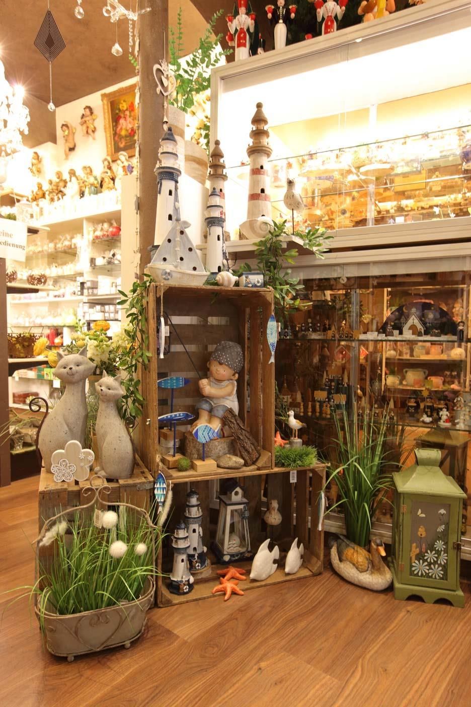 Ein Geschäft mit vielen Dekorationen, darunter ein Leuchtturm