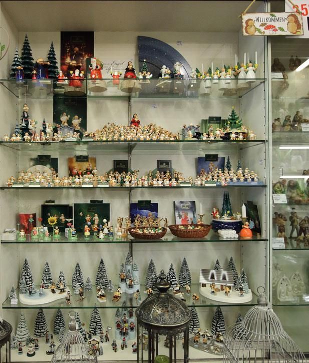 Eine Vitrine voller Figuren und ein Schild mit der Aufschrift 35