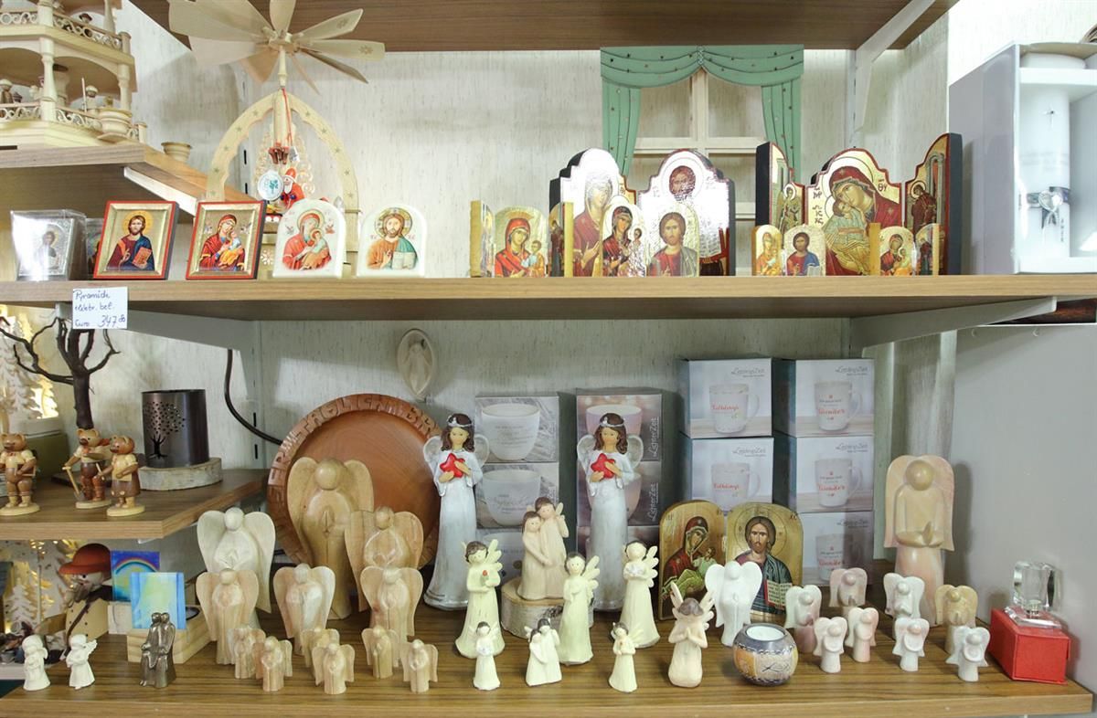 Ein Regal voller religiöser Ikonen und Figuren