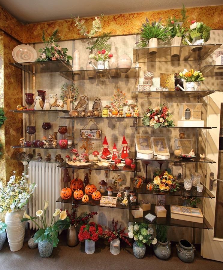 Eine Wand voller Regale voller Blumen und Dekorationen