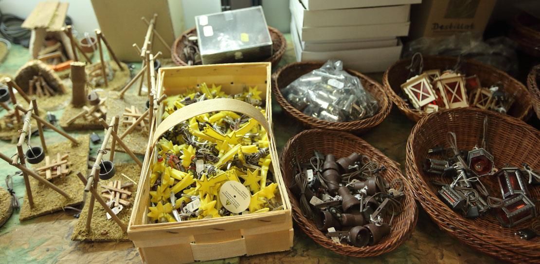 Ein Weidenkorb mit gelben Schlüsseln steht auf einem Tisch