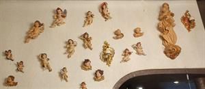 An einer Wand hängen mehrere Engel.