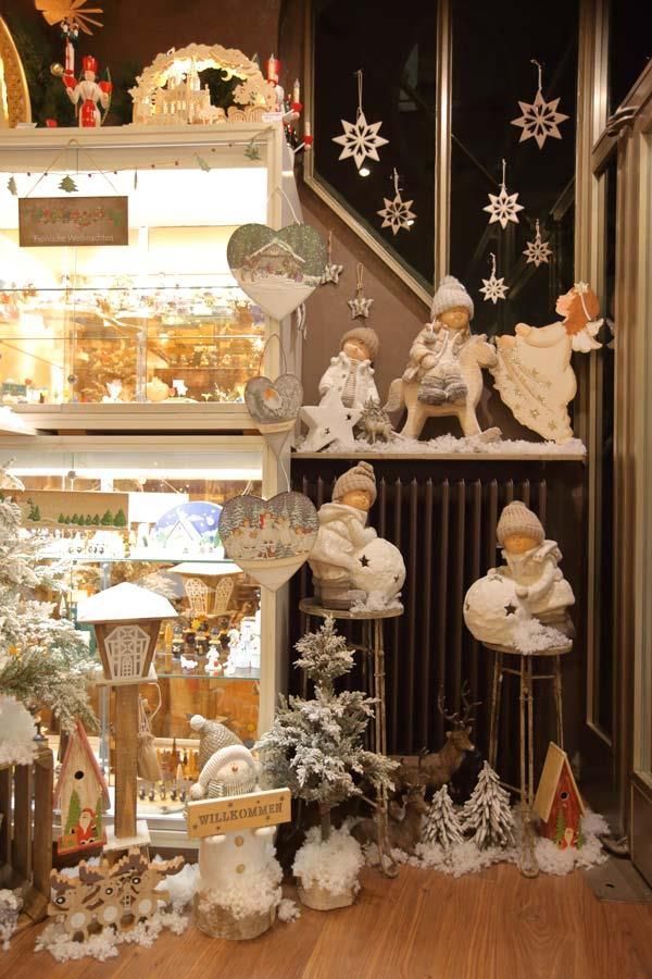 Eine Ausstellung von Weihnachtsdekorationen in einem Raum mit einem Schild mit der Aufschrift „Flur“