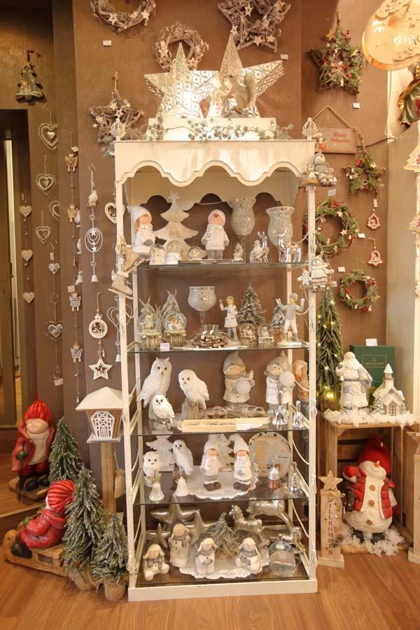 Eine Vitrine mit viel Weihnachtsschmuck darauf