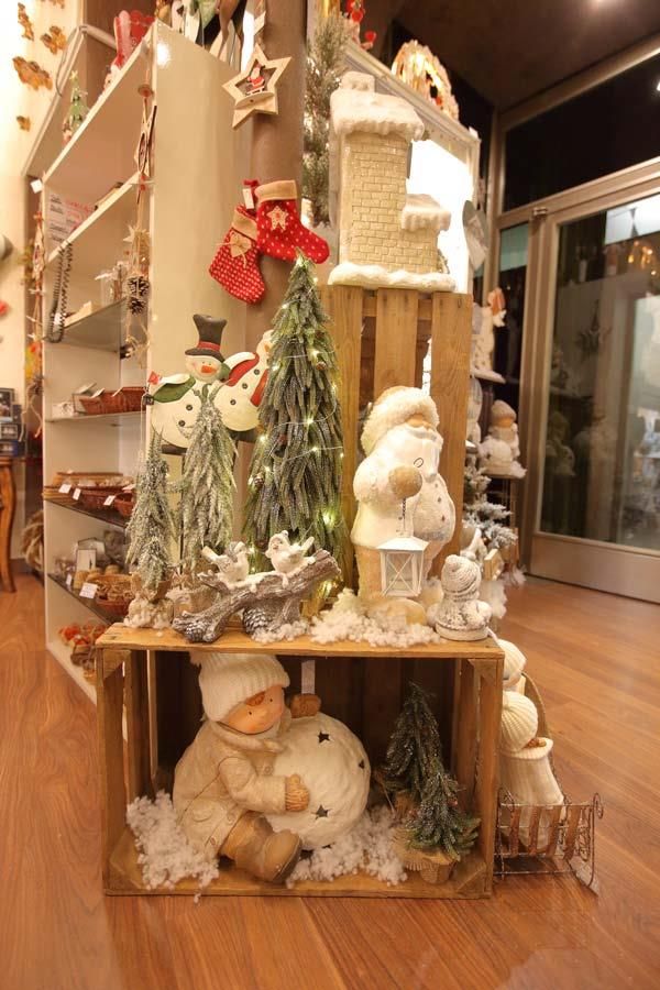 Eine Ausstellung von Weihnachtsdekorationen in einem Geschäft