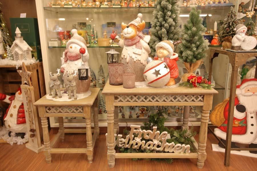 A table with a sign that says frohe weihnachten