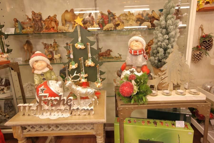 Eine Ausstellung von Weihnachtsdekorationen, darunter ein Rentier und ein Weihnachtsbaum