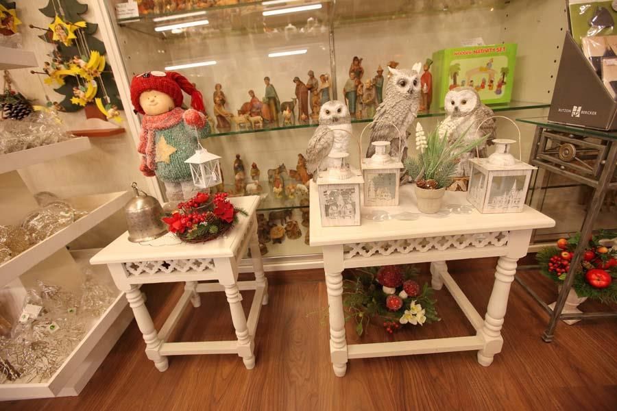 Zwei weiße Tische mit Eulen und Laternen darauf