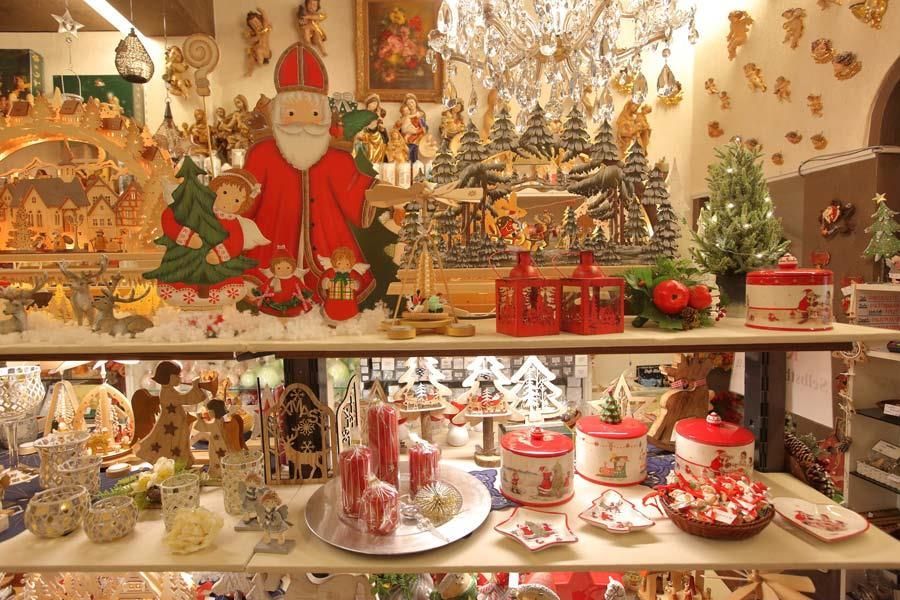 Eine Ausstellung von Weihnachtsdekorationen, darunter der Weihnachtsmann