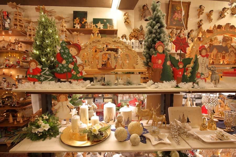 Eine Ausstellung von Weihnachtsdekorationen, darunter ein Weihnachtsbaum