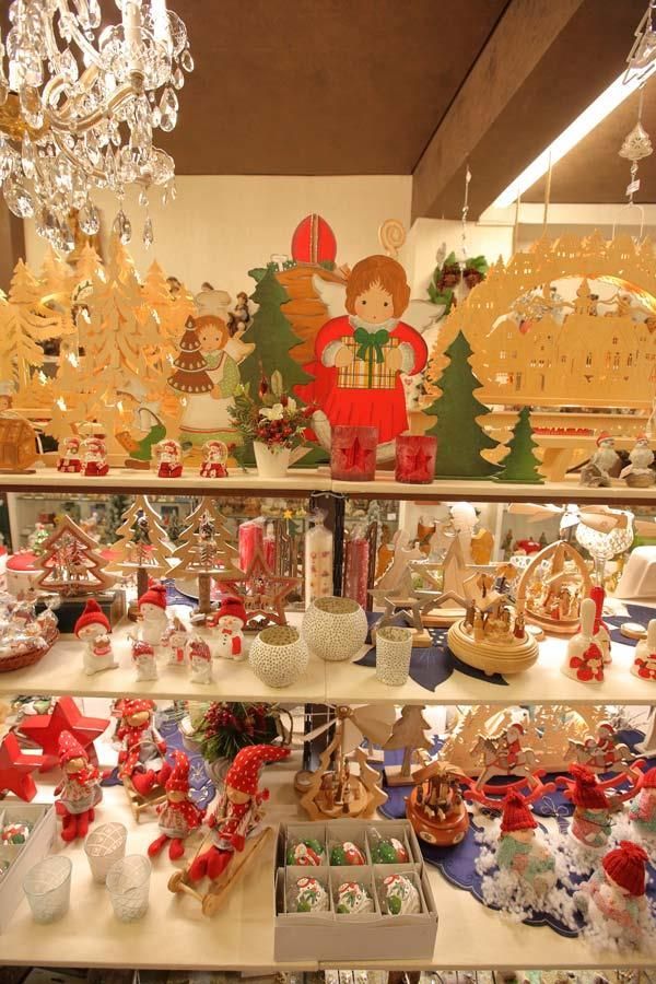 Eine Ausstellung von Weihnachtsdekorationen in einem Geschäft