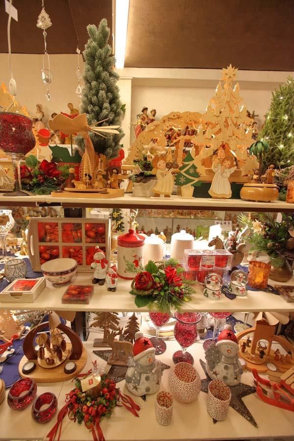 Eine Ausstellung von Weihnachtsdekorationen auf einem Tisch