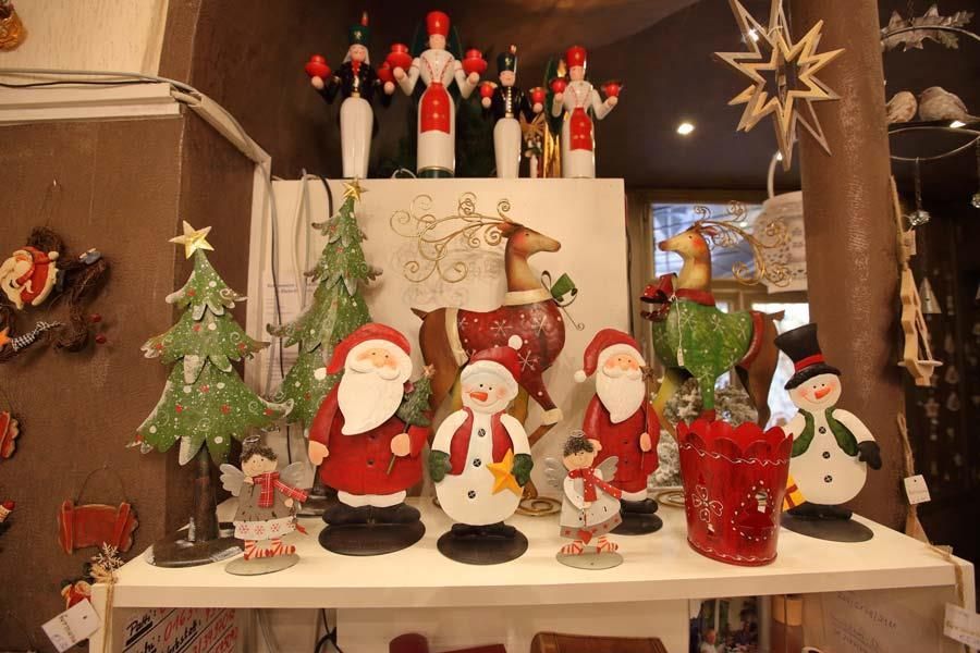 Eine Ausstellung von Weihnachtsdekorationen, darunter Weihnachtsmann und Schneemänner