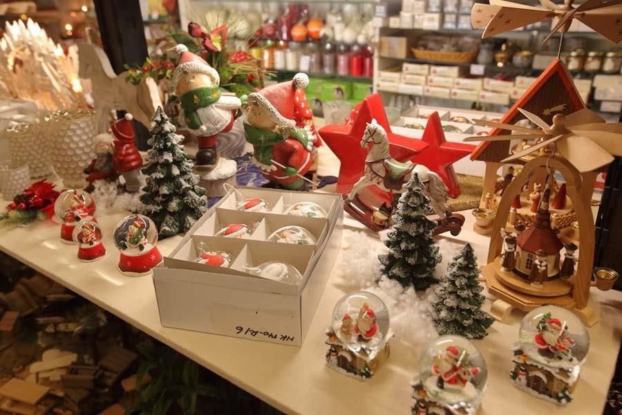 Ein Tisch voller Weihnachtsdekorationen, darunter Schneekugeln