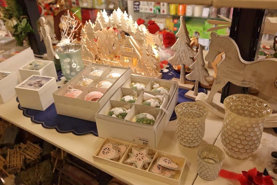 Ein Tisch mit verschiedenen Weihnachtsdekorationen darauf