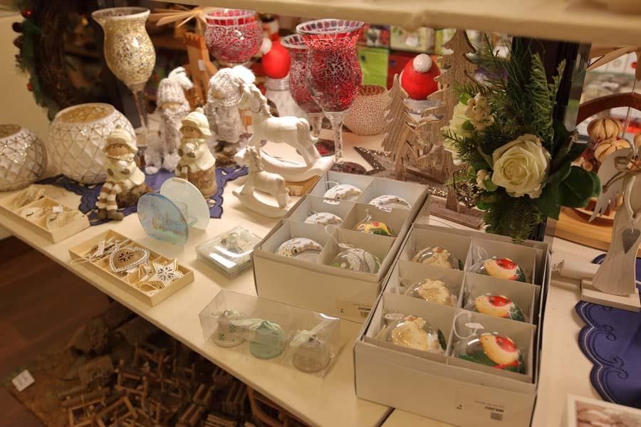 Ein Tisch mit einem Haufen Weihnachtsdekorationen darauf