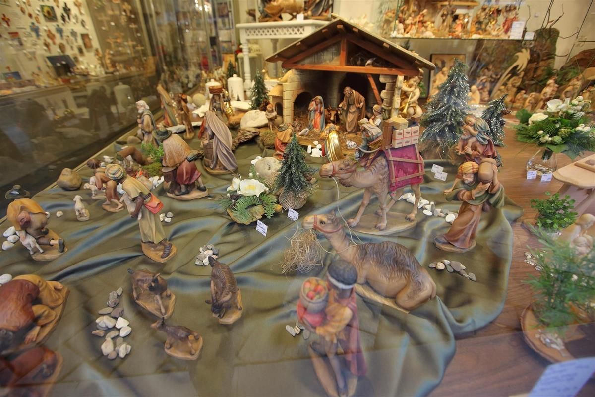 Eine Weihnachtskrippe wird in einer Glasvitrine ausgestellt