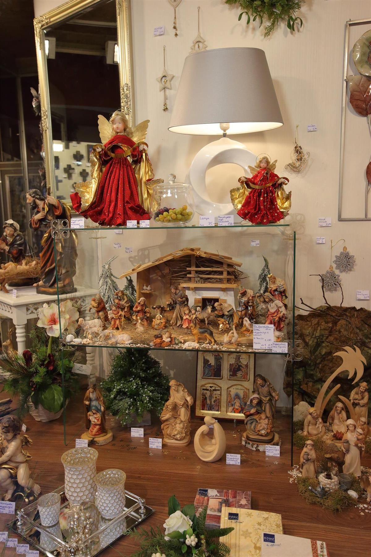 Eine Ausstellung von Weihnachtsdekorationen, darunter eine Weihnachtskrippe