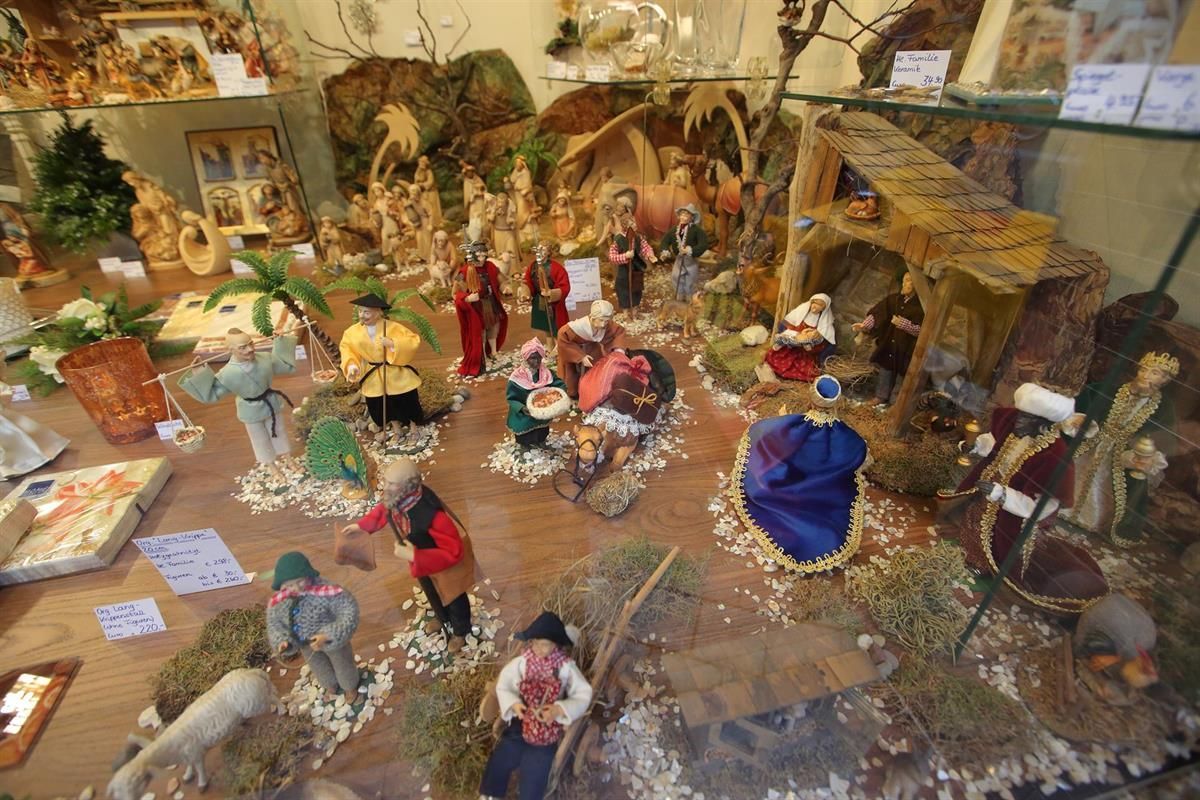 Eine Weihnachtskrippe wird in einer Glasvitrine ausgestellt