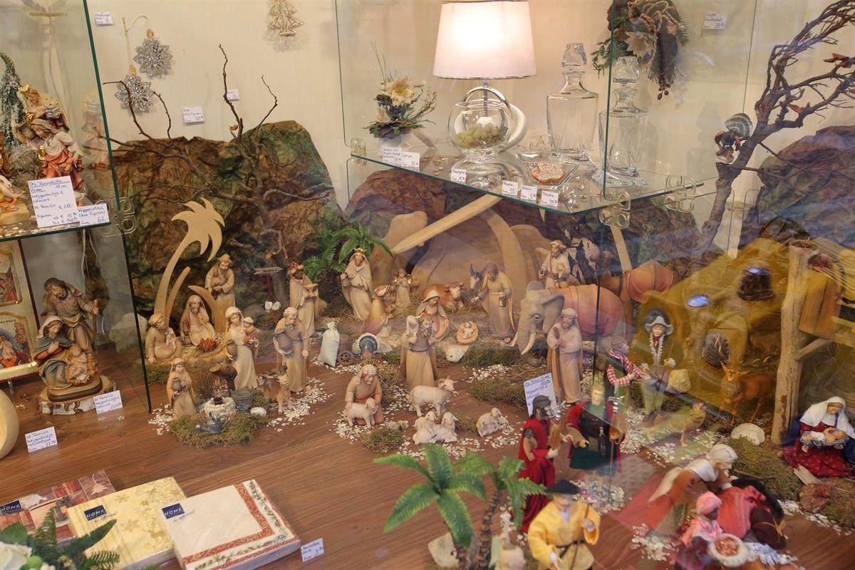 Eine Weihnachtskrippe wird in einer Glasvitrine ausgestellt