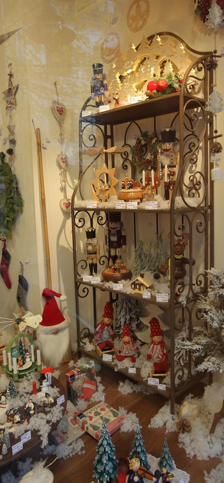 Ein Raum mit einem Regal voller Weihnachtsdekorationen