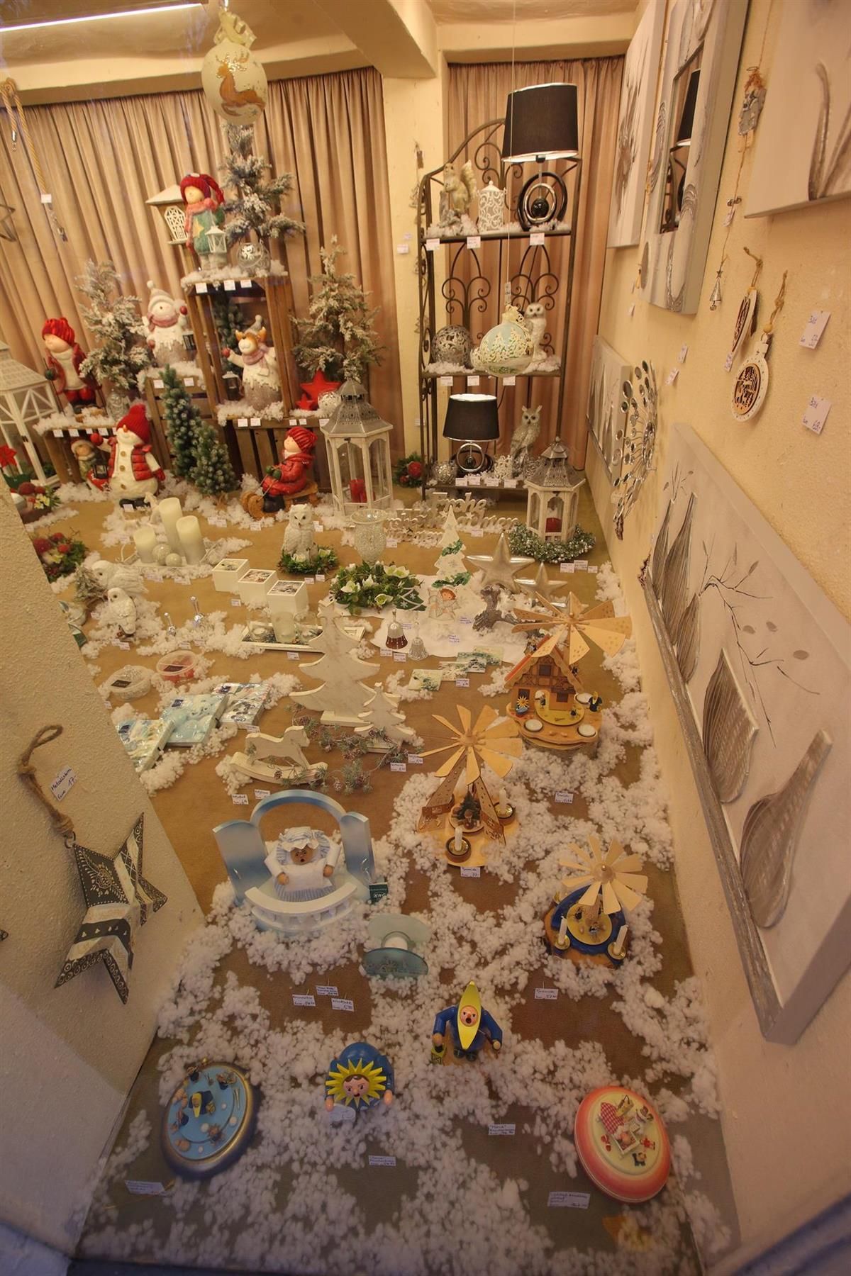 Ein Raum mit viel Weihnachtsdekoration auf dem Boden