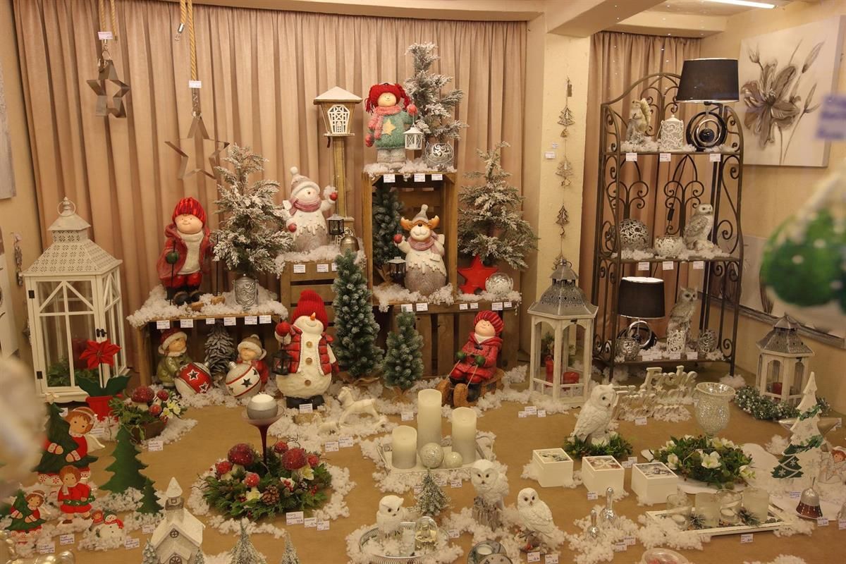 Ein Raum mit viel Weihnachtsdekoration auf dem Boden