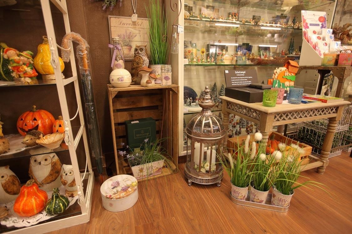 Ein Raum voller Dekorationen, darunter Kürbisse und eine Laterne