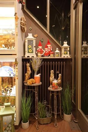 Ein Raum voller Weihnachtsdekorationen und Pflanzen