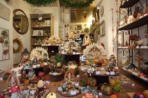 Ein Raum voller Dekorationen und Spielsachen.