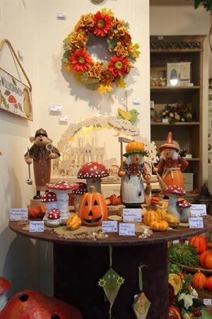 Ein Tisch mit vielen Herbstdekorationen darauf