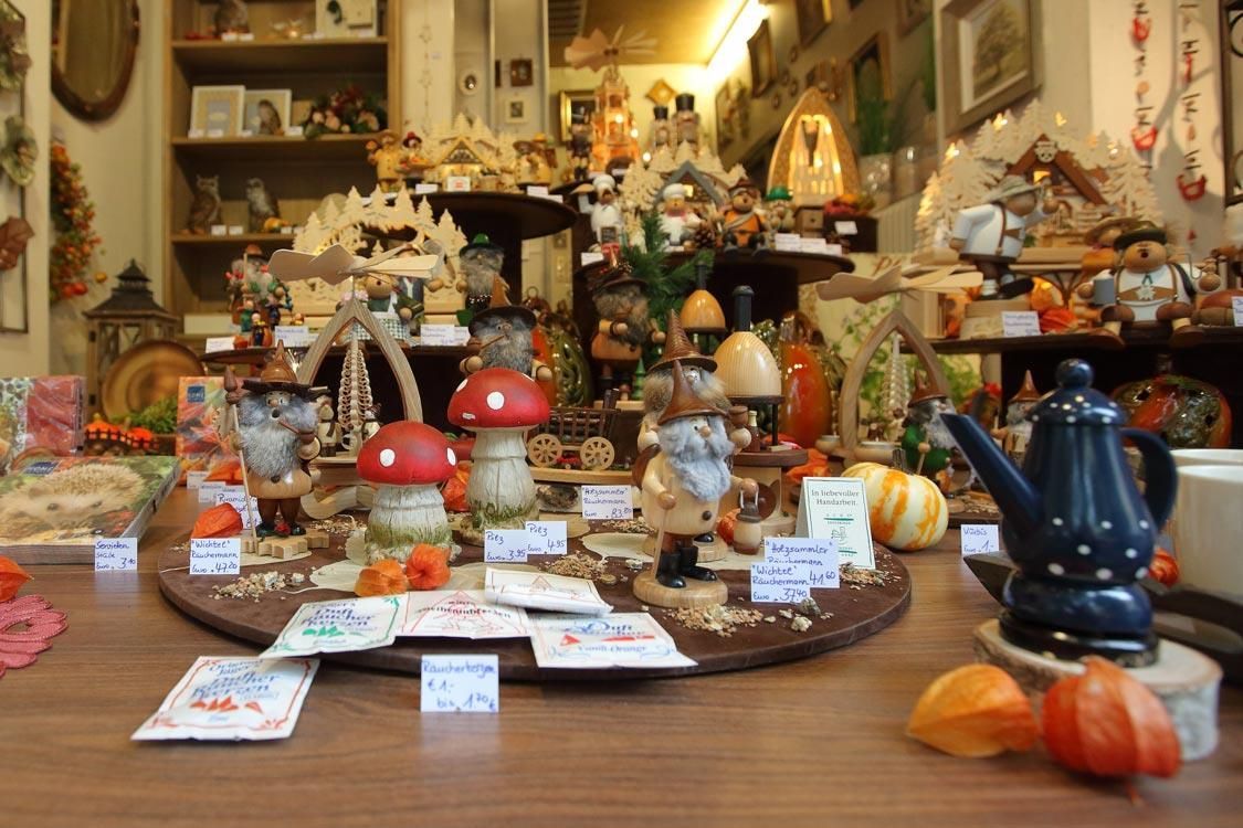 Eine Ausstellung von Zwergen und Pilzen in einem Geschäft