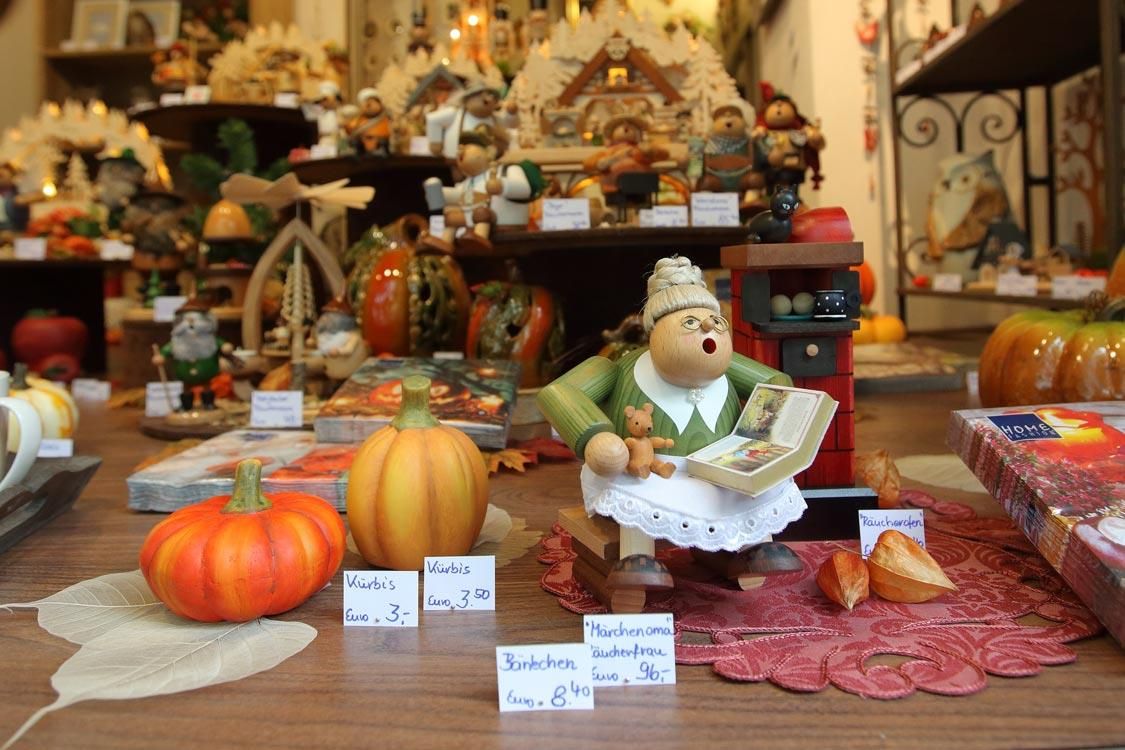 Eine Ausstellung von Kürbissen und Figuren in einem Geschäft