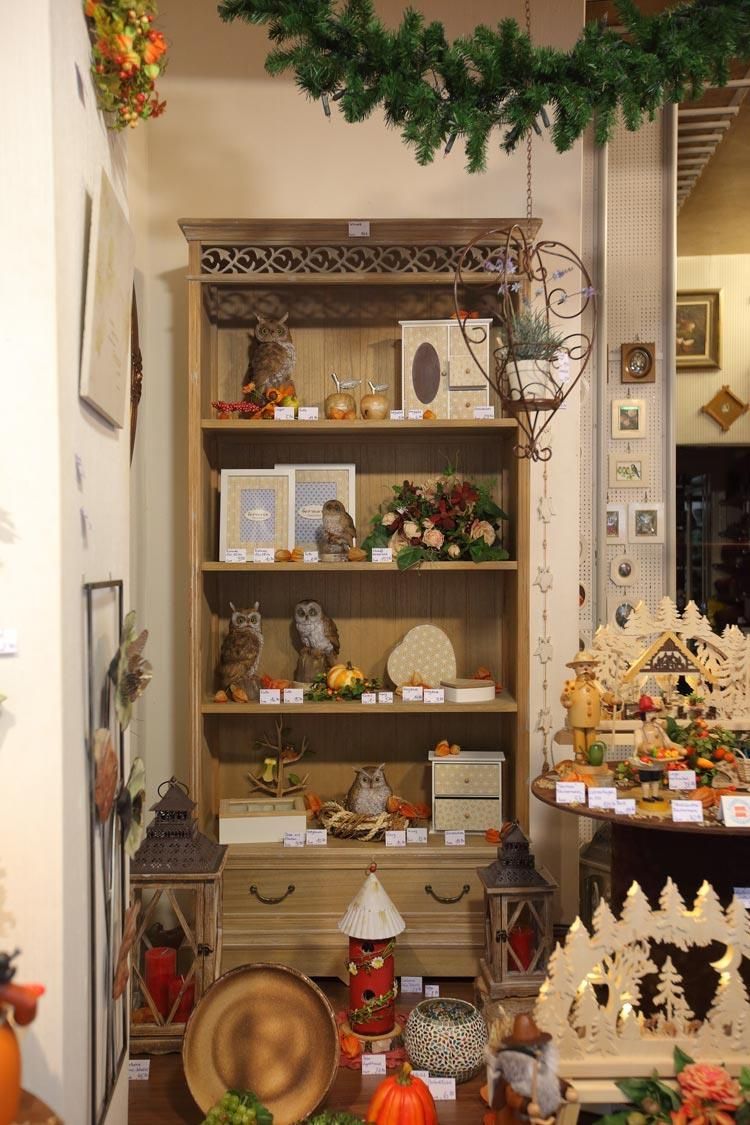 Ein Holzregal mit viel Dekoration darauf