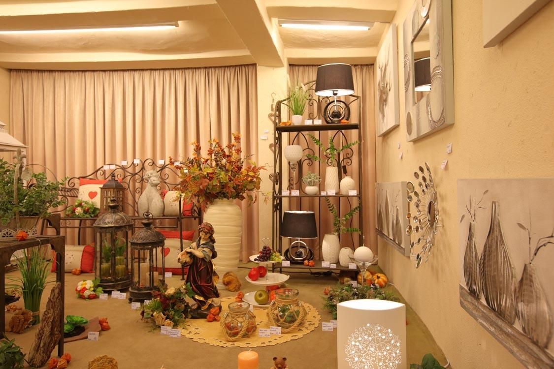 Ein Raum mit vielen Vasen und Kerzen auf dem Boden