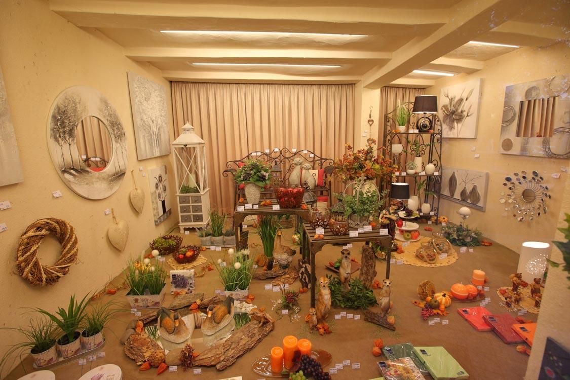 Ein Zimmer mit vielen Pflanzen auf dem Boden und einem Schild mit der Aufschrift „Mama“