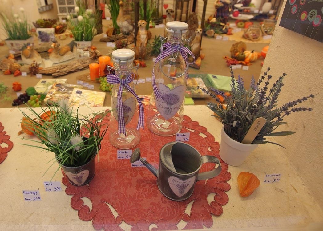 Ein Tisch mit Blumen und einer Gießkanne darauf