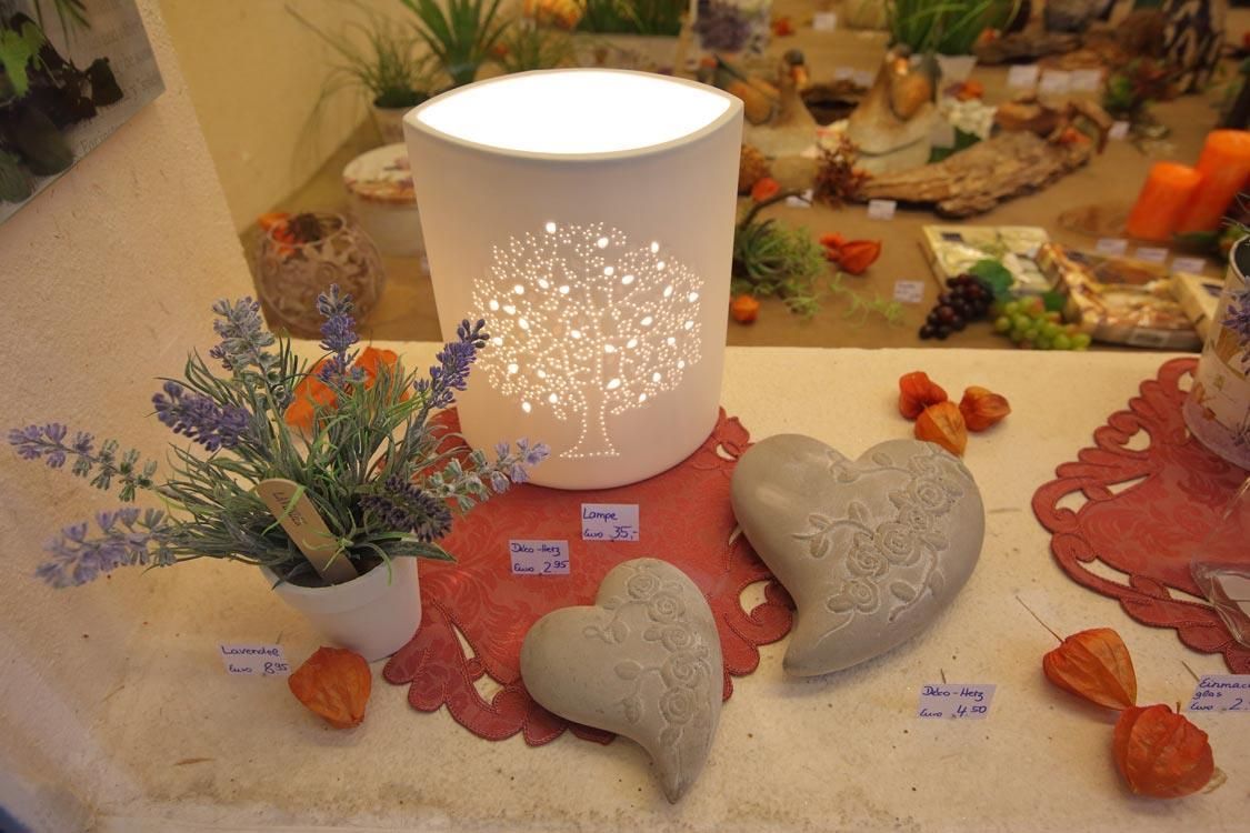 Ein Tisch mit Blumen und einer Lampe mit einem Baum darauf